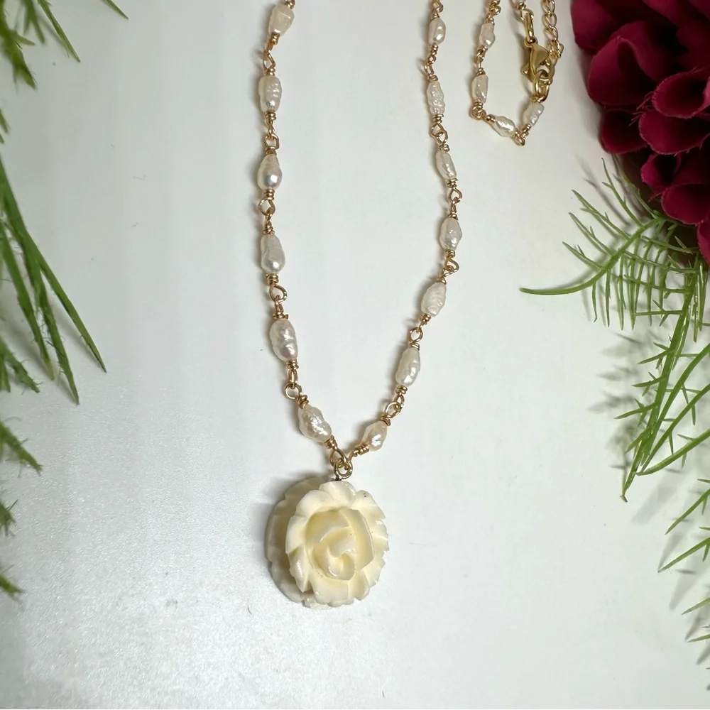 NEW⚜️Carved Rose Freshwater Pearl Beaded Necklace